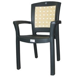 Пластиковые стулья и кресла